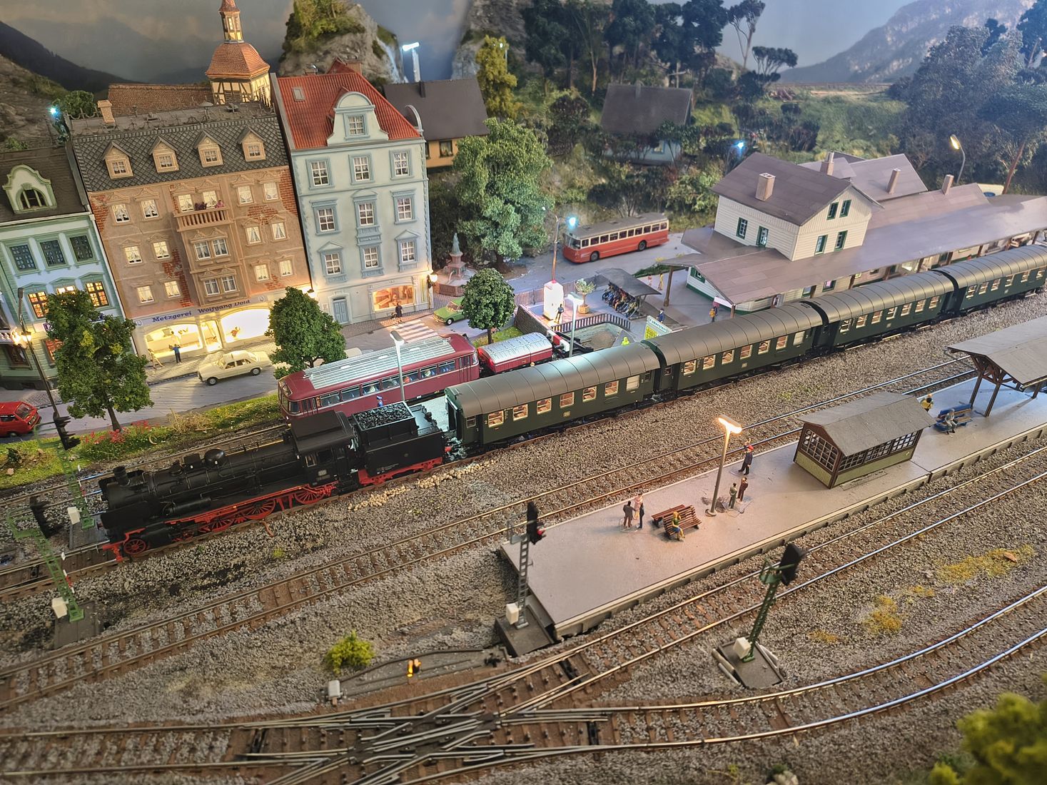 Originalaufnahme der Anlage Falkenstein mit Bahnhof, Zügen und Brücke